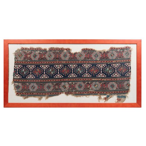 Tapiz. Persia, Siglo XX. Estilo turcomano.  Elaborado a mano con fibras de algodón. Diseños tribales. Enmarcado. 100 x 50 cm