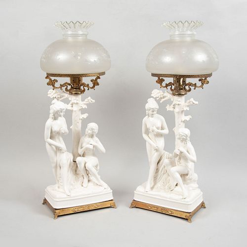 Par de lámparas de mesa. Siglo XX. Estilo Art Nouveau. Elaboradas en semi porcelana acabado brillante y metal dorado.