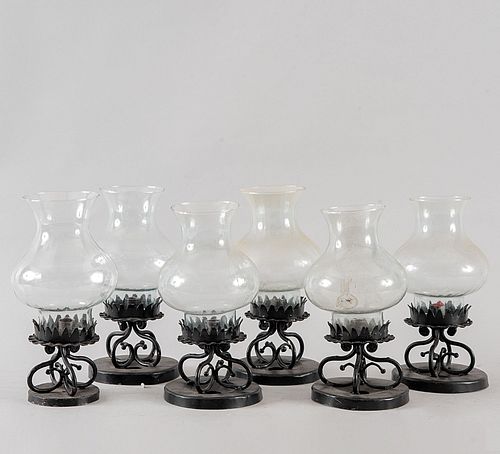Lote de 6 candeleros. Siglo XX. Elaborados en hierro. Con pantallas de vidrio y soportes circulares.