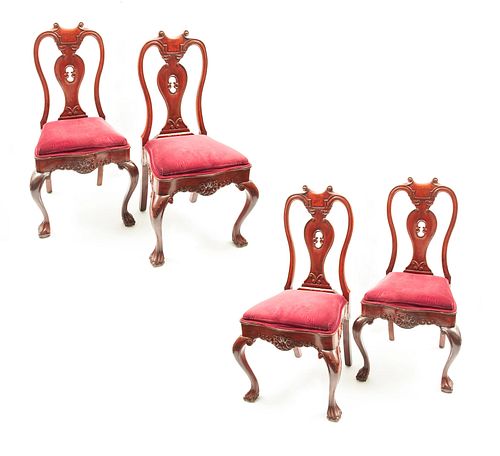 Lote de 4 sillas. Siglo XX. Estilo Chippendale. En talla de madera. Con respaldos semiabiertos y asientos en tapicería roja.