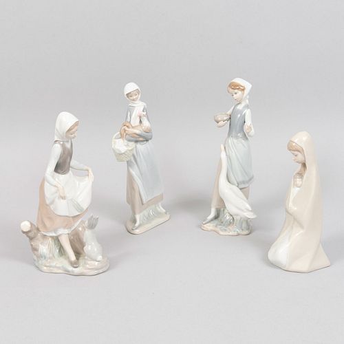 Lote de 4 figuras decorativas. España. SXX. Elaboradas en porcelana Lladró. Consta de: virgen con niño, campesina con conejo, otros.