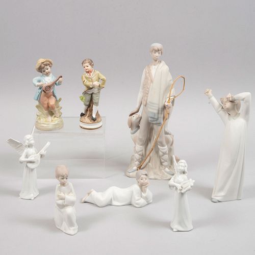Lote de 8 figuras decorativas. Diferentes orígenes y diseños. S XX. Elaboradas en porcelana. Consta de: 6 niños y 2 ángeles.