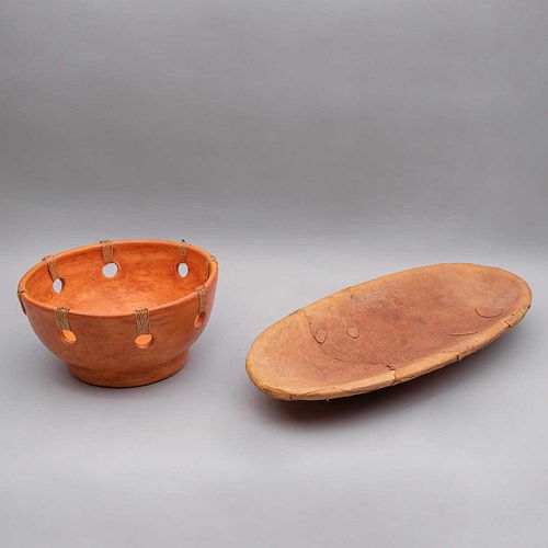 Frutero y centro oval. México, siglo XX. Elaborados en terracota, uno con aplicaciones de piel. Piezas: 2