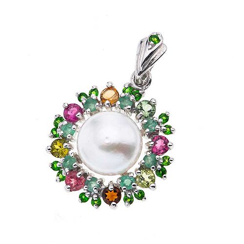 Pendiente con perla, turmalinas y esmeralda en plata .925. . 1 perla cultivada forma de botón color blanco de 10 mm.