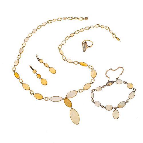Collar, pulsera, anillo y par de aretes con ópalos en oro amarillo de 10k. 43 ópalos talla cabujón oval. Peso: 53.6 g.