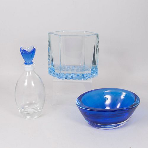 Lote de cristalería Siglo XX. Elaborados en vidrio. Consta de: licorera, centro de mesa, florero. Decorados en color azul.