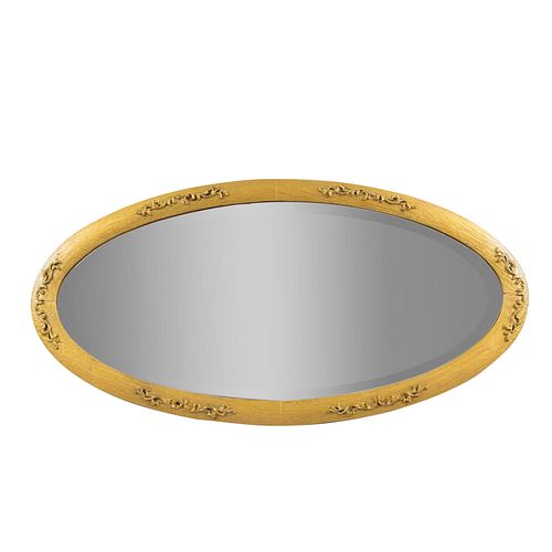 Espejo. Siglo XX. Diseño oval. Elaborado en madera dorada. Con luna ovalada. Decorado con elementos vegetales. 120 x 60 cm