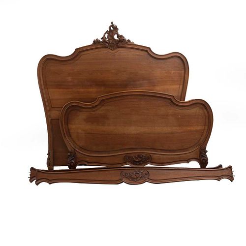 Cama matrimonial. Francia. Siglo XX. Estilo Luis XV. En talla de madera de nogal. Con cabecera, piecera y largueros.
