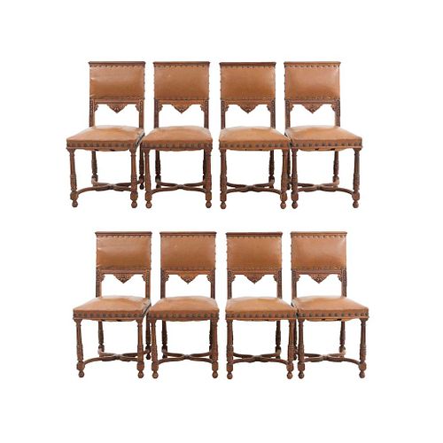 Lote de 8 sillas. Francia. Siglo XX. Estilo Enrique II. En talla de madera de nogal. Con respaldos semiabiertos y asientos tipo piel.