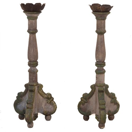 Pair of candle holders. 20th century. Carved in wood. With floral washers, compound shafts and bun-style supports.