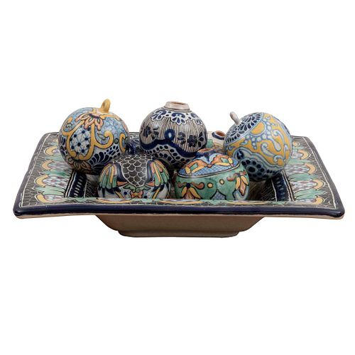 Centerpiece with decorative spheres. Mexico. 20th century. Made in Uriarte talavera. Decorated with plant and floral elements.