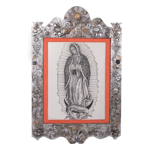 Firma sin identificar. Virgen de guadalupe. Firmada y fechada 1984. Impresión. Enmarcada en metal repujado. 105 x 79 cm