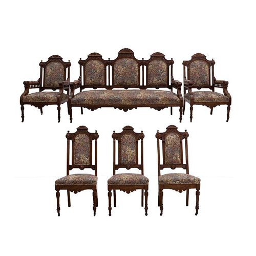 Sala. XX. En talla de madera. Estilo francés. Consta de: sofá de 3 plazas, par de sillones y 3 sillas. En tapicería floral. Piezas: 6
