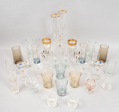 Lote de vasos y copas. Siglo XX. Diferentes diseños. En cristal y vidrio. Algunos de pepita. Consta de: 35 vasos y 24 copas. Piezas: 59