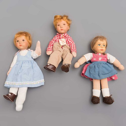 Lote de 3 muñecos. Alemania. Siglo XX. Dos marca Käthe-Kruse. Elaborados en material sintético y textil. 24 cm de alto
