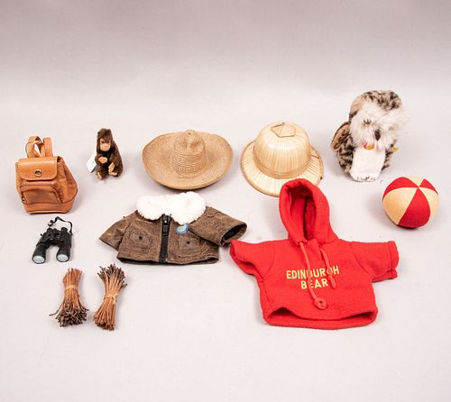 Lote de accesorios para juguetes. Consta de: 2 sombreros, chamarra, sudadera, pelota, mochila, binoculares, búho y mono.