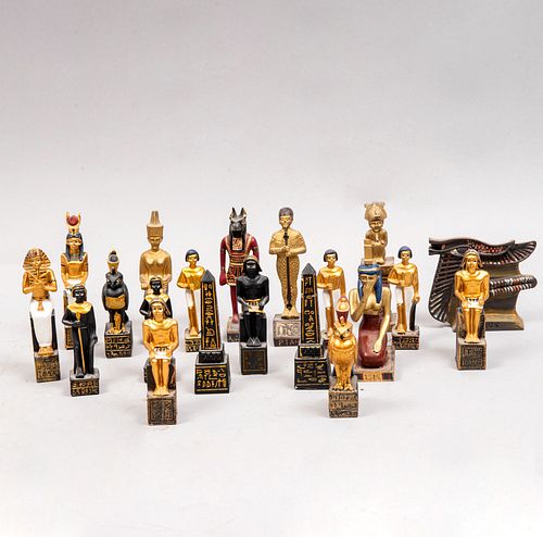 Lote de figuras egipcias. Siglo XX. Elaborados en pasta y resina. Diferentes modelos. Piezas: 19