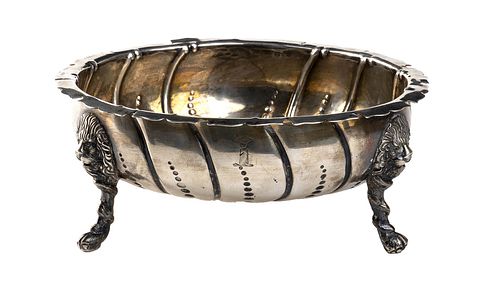 An English Vistorian sterling silver bowl - London 1867, Henry Holland 