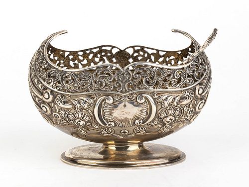 An English Edwardian sterling silver sugar basket - London 1904-1905, Josiah Williams & Co.
