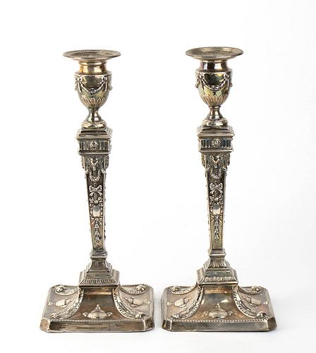 A pair of English sterling silver candlesticks - London 1901, William Hutton & Sons Ltd