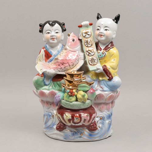 Escultura decorativa. Origen asiático. Siglo XX. Elaborado en cerámica.