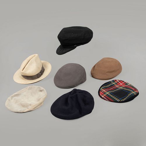 Lote de 7 sombreros. Siglo XX. Diseño inglés. Elaborados en tela. Diferentes marcas y colores.
