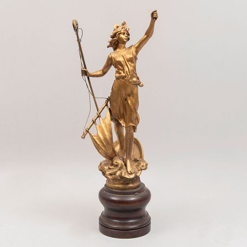 Escultura de Musa. Siglo XX. Elaborada en metal dorado, sobre base de madera. Sobre la proa de un barco, tomada de la vela.