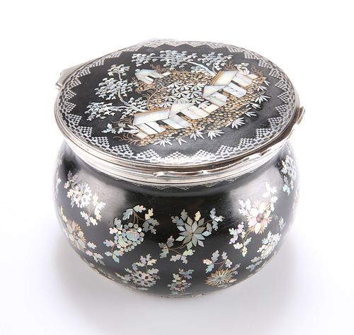 A BLACK ENAMEL TABLE SNUFF BOX, PROBABLY FRENCH, LATE 18TH / EARLY 19TH CEN