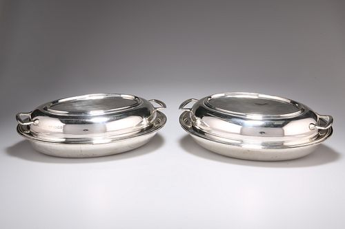 A PAIR OF GEORGE V SILVER ENTREE DISHES, by?Robert Pringle & Sons, London 1
