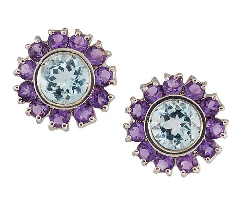 A PAIR OF 18CT AQUAMARINE AND AMETHYST EARRINGS, the round faceted aquamari
