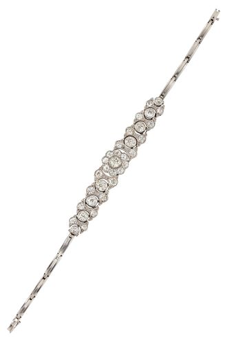 AN EARLY 20TH CENTURY DIAMOND BRACELET, the central floral cluster set to e