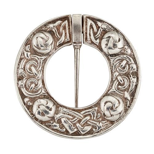 AN ALEXANDER RITCHIE PENNANULAR IONA BROOCH, the round brooch with Celtic k