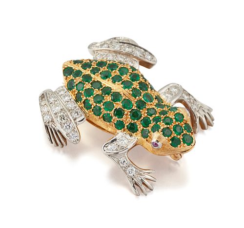 AN 18CT AND PLATINUM DIAMOND AND EMERALD FROG BROOCH, the naturalistically 