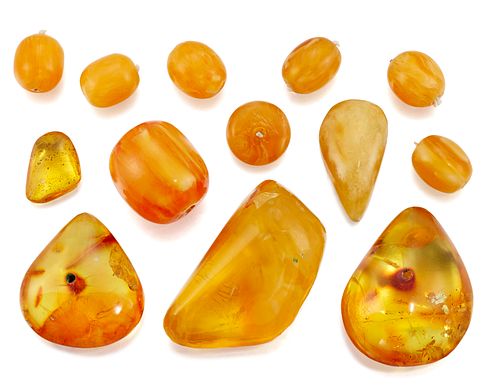 A QUANTITY OF LOOSE AMBER NUGGETS AND BEADS, one large nugget, approx. 52mm