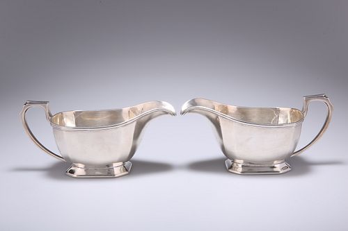 A PAIR OF ART DECO SILVER SAUCE BOATS,?by?Harrods Ltd, Sheffield 1936, face