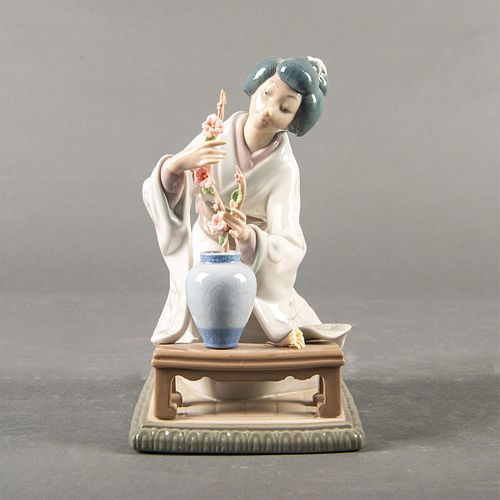 Lladro Figurine, Japanese Girl Decorating 01004840