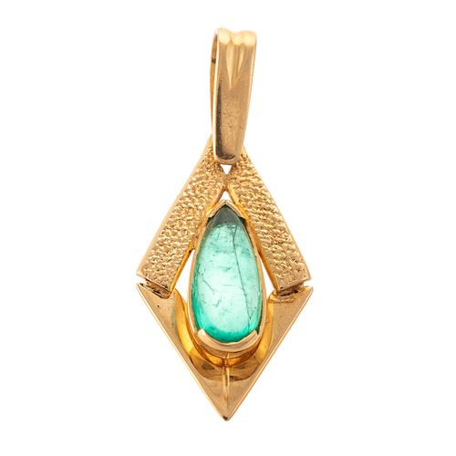 A Colombian Emerald Pendant in 18K Yellow Gold