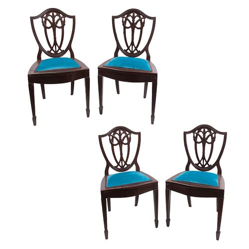 Lote de 4 sillas. Siglo XX. En talla de madera. Con respaldos semiabiertos, asiento en tapicería color azul y fustes acanalados.
