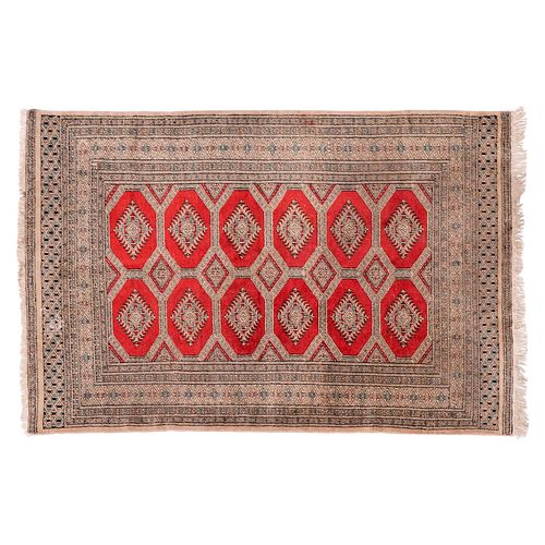 Tapete de pasillo. Pakistán. Siglo XX. Estilo Boukhara. Elaborado en fibras de lana y algodón. 94 x 183 cm