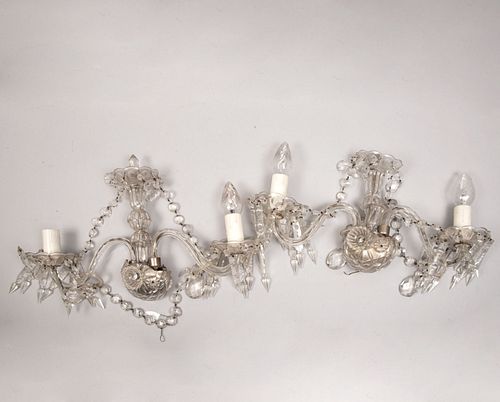 Par de arbotantes. Siglo XX. Estilo María Teresa. Elaborados en metal y vidrio. Para 2 luces cada uno. Con arandelas florales.