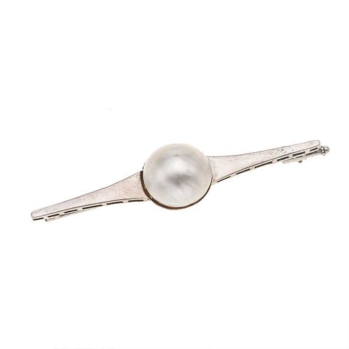 Prendedor vintage con media perla cultivada en plata paladio. 1 media perla cultivada color blanco de 20 mm. peso: 11.5 g.