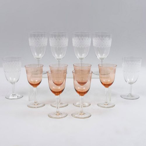 Lote de 12 copas. Siglo XX. Elaboradas en cristal. Consta de: 6 en color rosado para vino blanco y 6 transparentes para vino tinto.