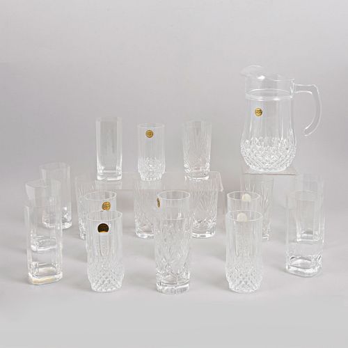 Lote de jarra y 18 vasos. Francia. Siglo XX. Diferentes diseños. Elaborados en cristal d'Arques.