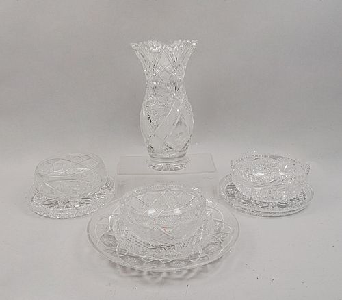 Lote de 8 piezas. Siglo XX. Diferentes diseños. Elaborados en cristal cortado. Consta de: florero, 3 platones y 4 centros de mesa.