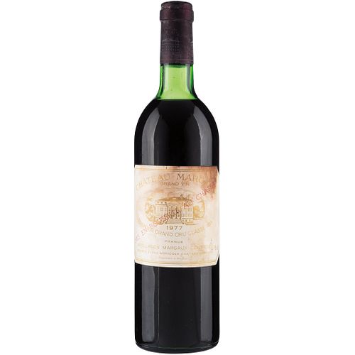 Château Margaux. Cosecha 1977. Grand Vin.  Premier Grand Cru Classé. Margaux. Nivel: en la mitad del hombro.<R...
