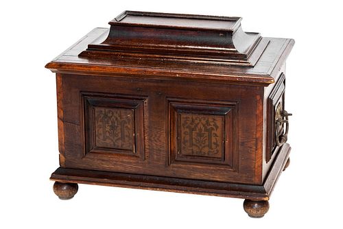 Small travel chest in oak wood, Northern Italy, first half of the 18th century