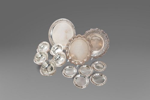 Lot consisting of 23 silver objects: 10 bowls, 10 saucers, a basket and two trays, 20th century