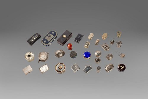 Lot consisting of 30 boxes in silver and other materials