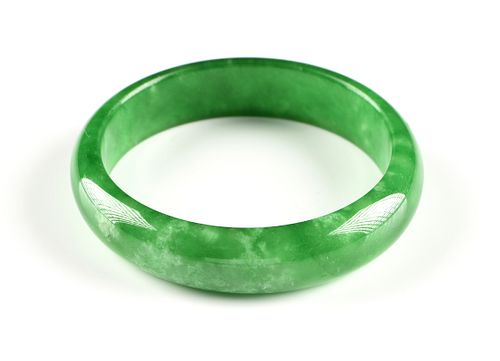 A CHINESE APPLE GREEN JADEITE JADE BANGLE BRACELET, MID TO LATE 20TH CENTURY,