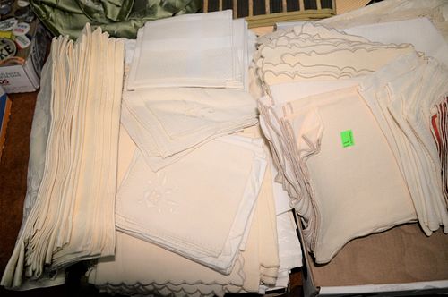 Five tray lots of linen to include placemats, Deborah Rhodes placemats along with Veitri placemats, etc.